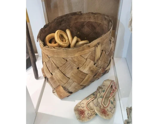 Корзина и обувь