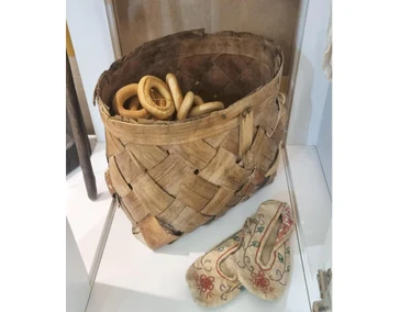 Корзина и обувь