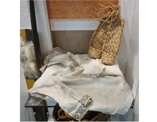 Лапти и старинная рубаха